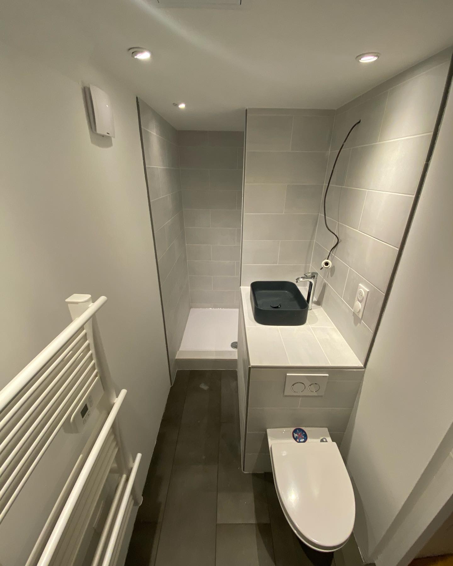Petite salle de bain moderne